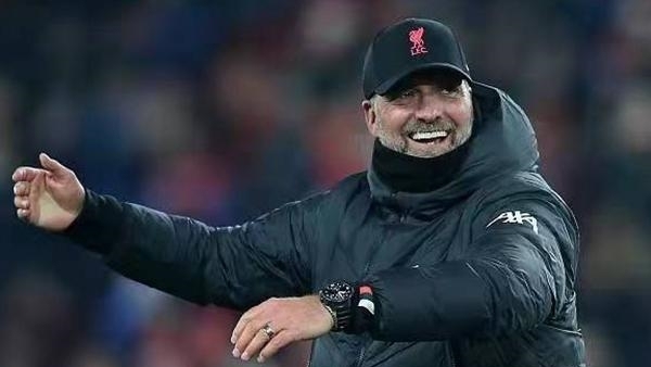 达成生涯400助里程碑，梅西赛后把球衣送给了看台上的父母