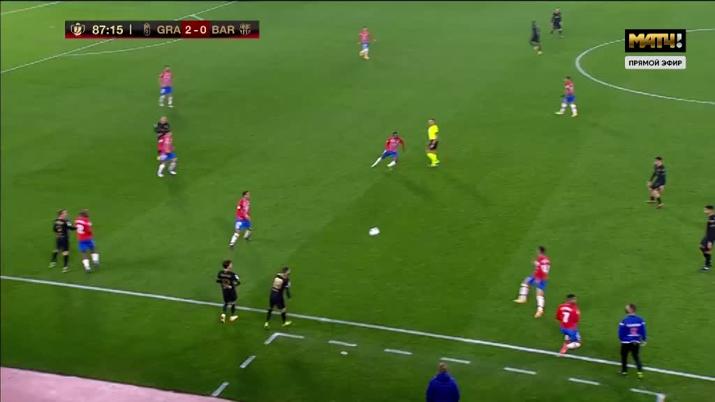 这下真是把足球踢成了艺术