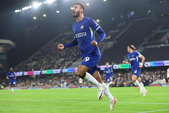 拉卡泽特回到酋长球场，观看并解说枪手对阵拜仁的比赛