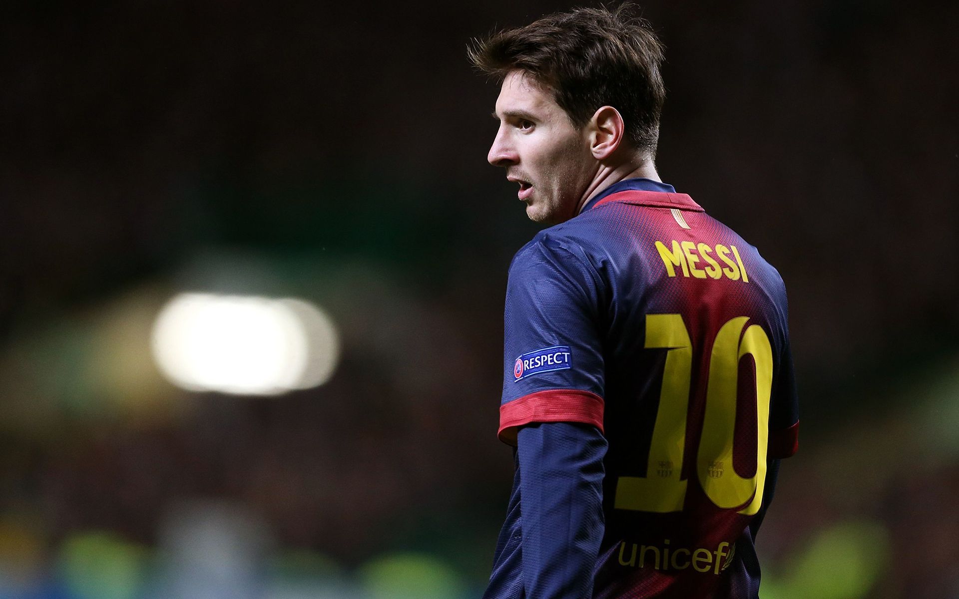 国足备战强度升级，全队深夜加练