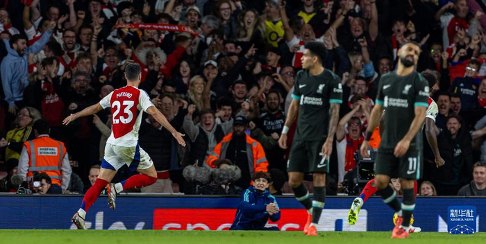 王曼昱3-0横扫李恩惠，发挥稳定，技术多样，孙颖莎等队友观战学习。